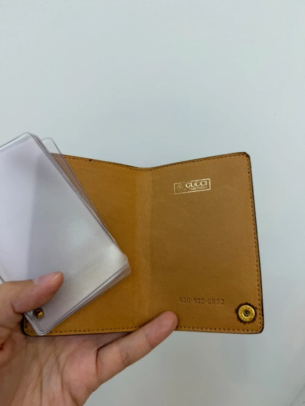 Gucci Classic Brown Leather Card Holder with Gold Accent - Picture 4 of 4